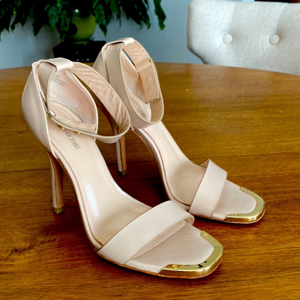 Pour La Victoire Yaya Sandal Heel size 6 Nude